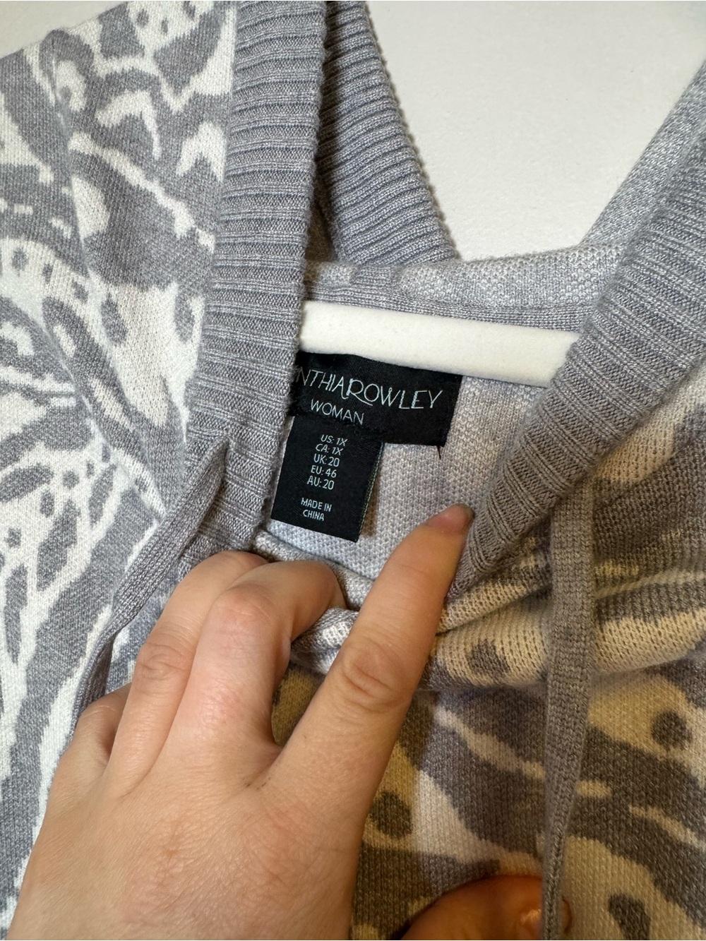 Cynthia Rowley Gray and White Paisley Lightweight Hoodie Sweater - Picture 2 of 7